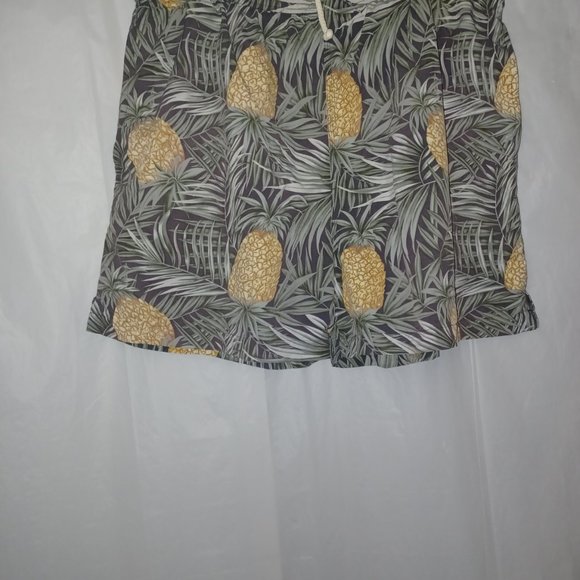 TOMMY BAHAMA MEN'S PINEAPPLE PRINT SWIM TRUNKS - Picture 2 of 7